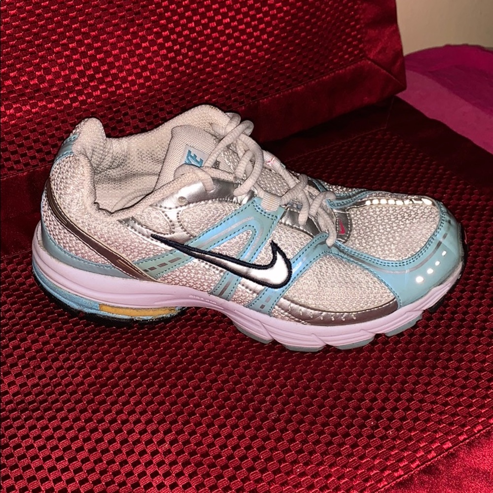 Tennis shoes